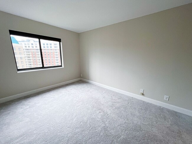 Building Photo - Beautiful And Modern 1 Bed, 1 Bath Condo In Prime Location With High Walk Score In Alta Vista