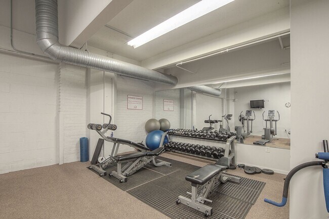 Building Photo - One Bedroom Unit in Wonderful Western Auto Lofts