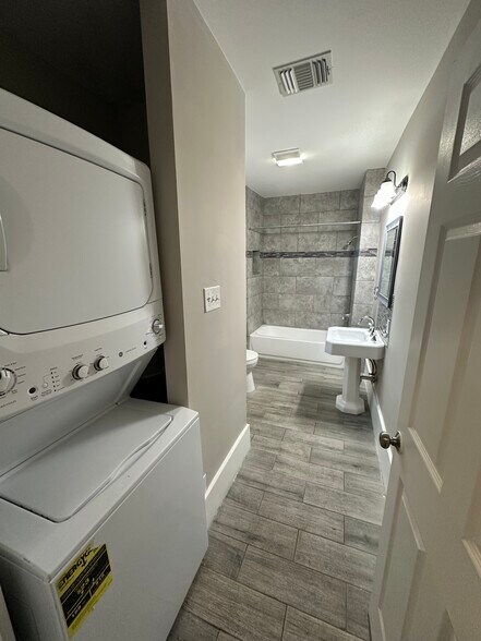 Building Photo - 202 Hunstock Ave