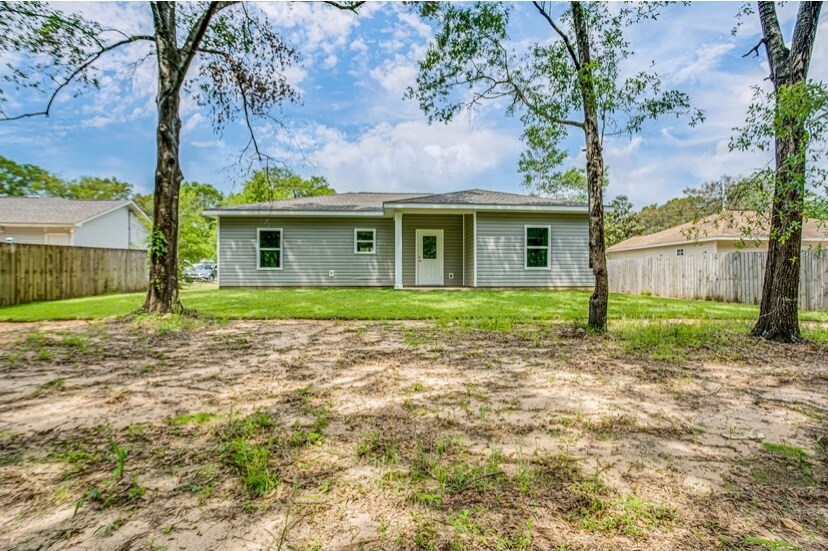 Building Photo - 5940 Savannah Dr