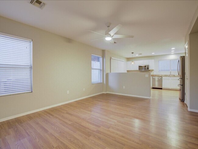 Building Photo - 2 Bedroom, 2.5 Bath