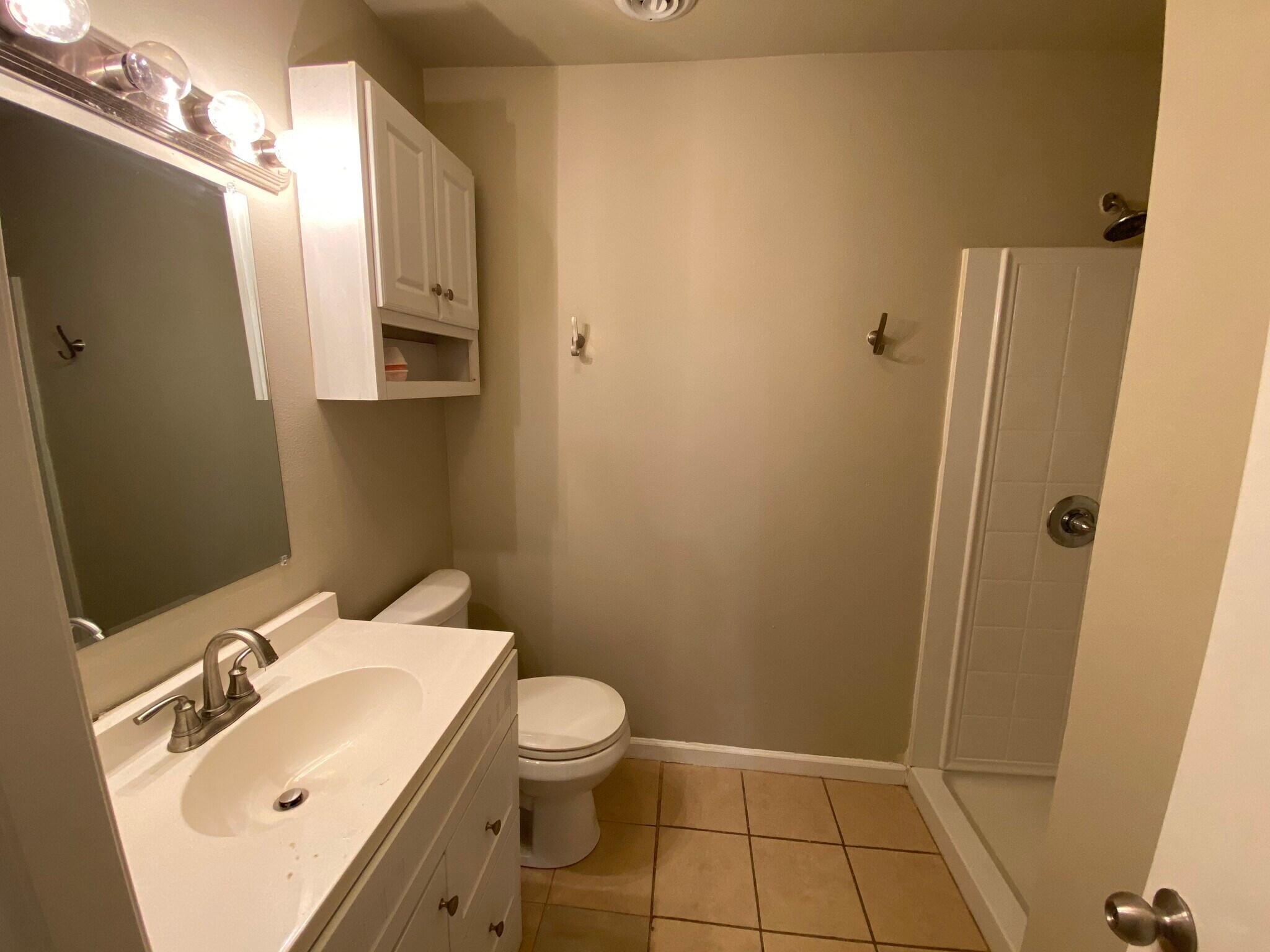 Hall Bathroom. - 816 1st St