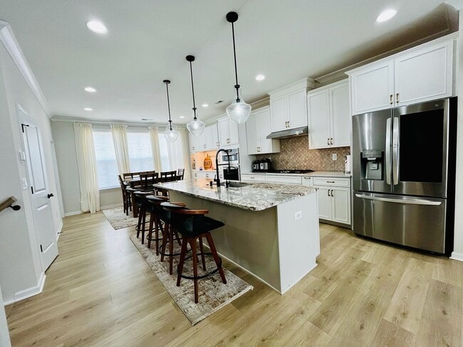 Building Photo - Beautiful 4BR Townhouse in Ballantyne