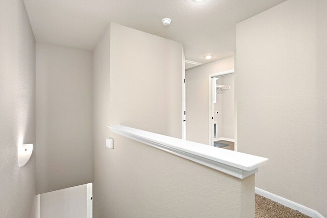 Building Photo - Beautiful Townhome 3/2.5