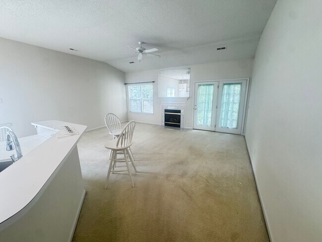 Building Photo - 4bd/2ba House newer neighborhood in betwee...