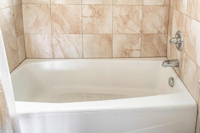 Building Photo - 18732 Dix Toledo Rd