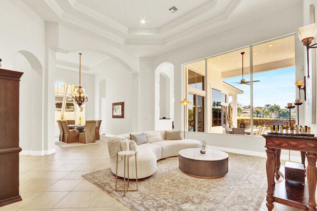 Building Photo - 528 Les Jardin Dr