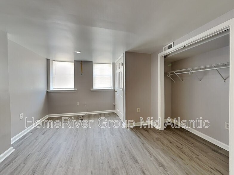 Building Photo - 702 Dolphin St