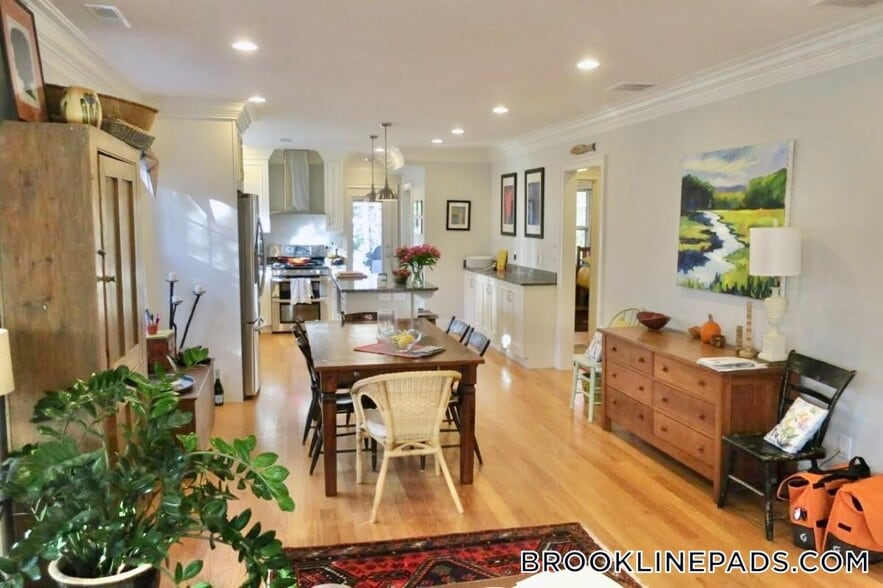 Building Photo - 281 Walnut St