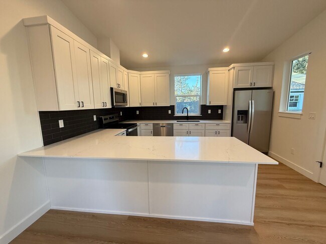 Building Photo - Brand New Modern 2 Bed/ 1 Bath Triplex - Larkspur