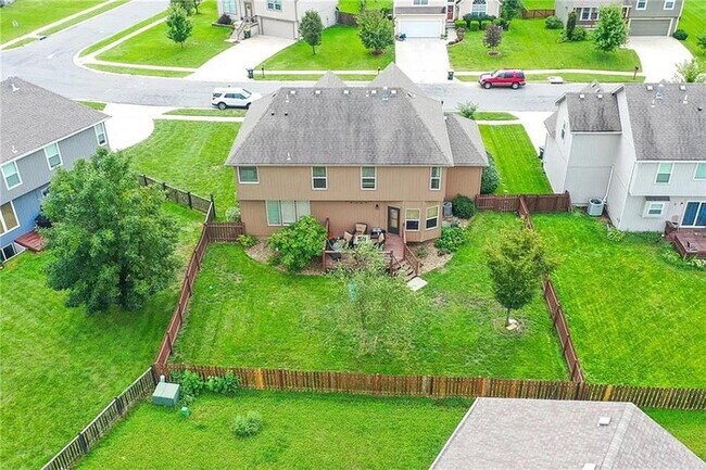 Building Photo - Large open and bright 4 bedroom 3.5 bath home