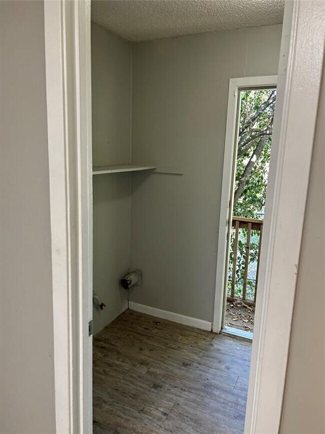 Building Photo - 1910 Westridge Dr