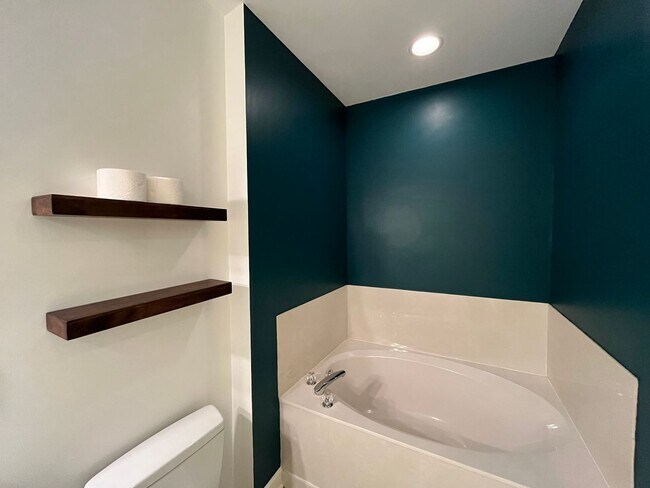 Building Photo - Spacious 2BD, 2BA Condo in a Prime Locatio...