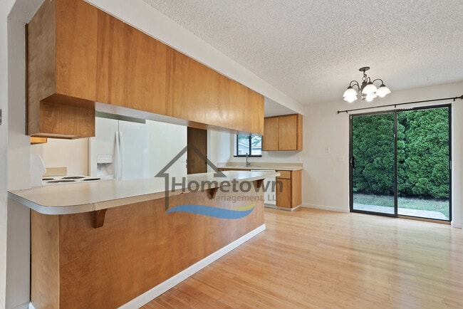 Building Photo - Great 3 Bedroom 2 Bath Duplex with Garage ...
