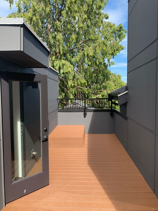 Building Photo - Luxury 2 beds/2 baths townhome in Wedgwood!