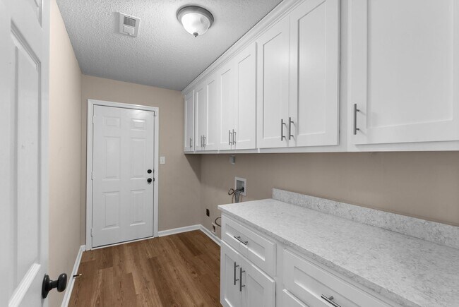 Building Photo - Great Location in the Heart of Madison!