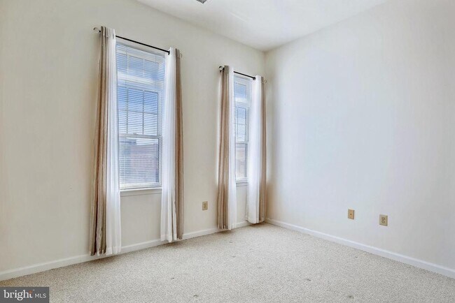 Building Photo - 309 Holland Ln
