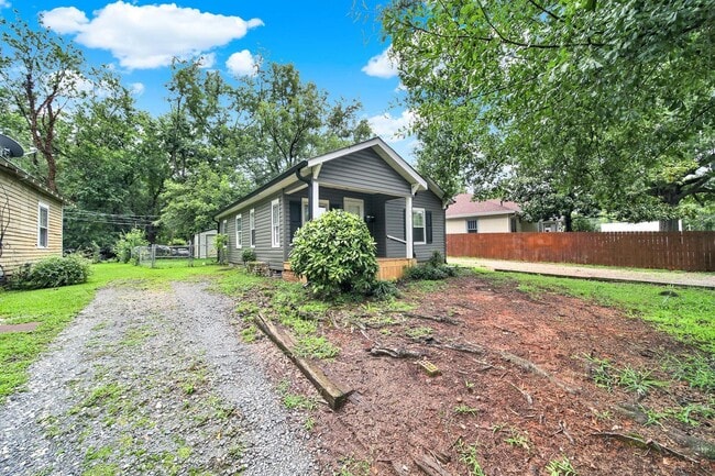 Building Photo - Recently Renovated 2 Bedroom Home in Rock ...