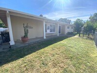 Building Photo - 723 Brookside Dr