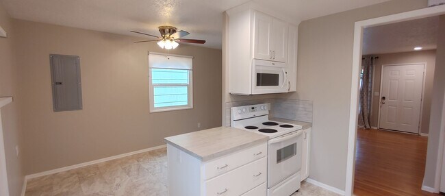 Building Photo - Darling Updated 3 Bedroom Ranch Located a Block from Glenwood City Park and Just a few Blocks fro...