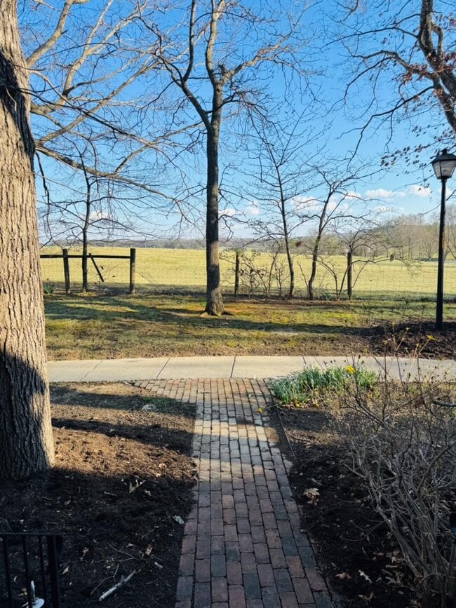 Building Photo - 105 Yorkshire Ct