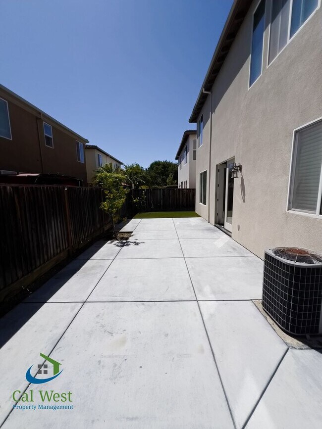 Building Photo - $5295 - 2 Story, 4 bed - 2 Bath Home in se...