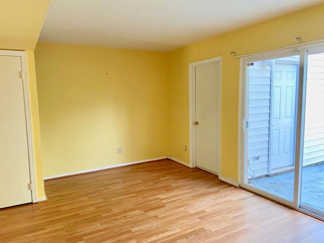 Building Photo - 2BD/1.5BA  Brick Townhouse  Washer/ Dryer Included!