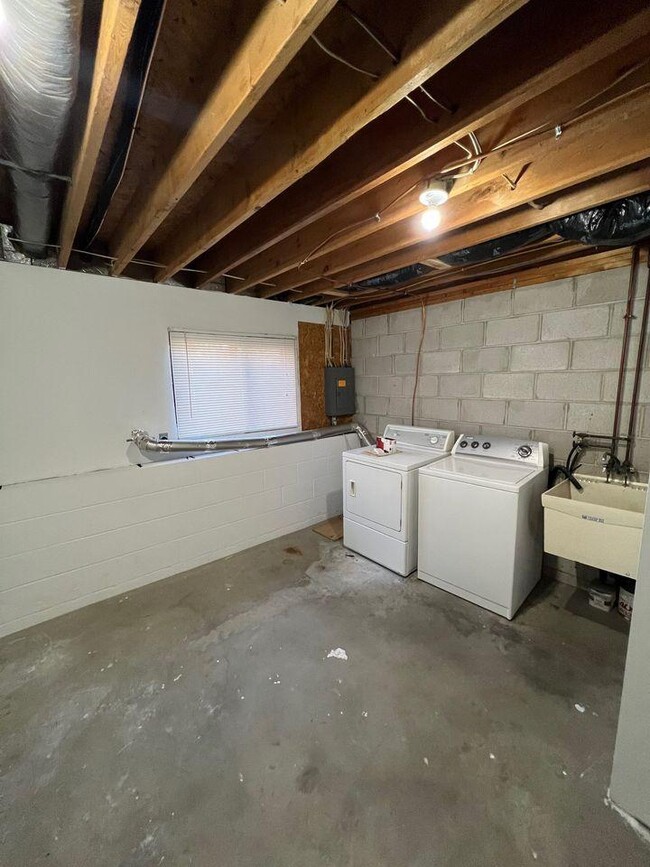 Building Photo - 2072 Bradley St