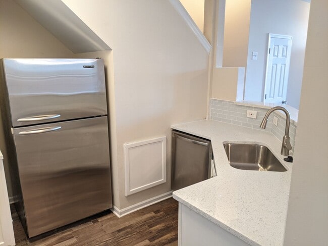 Building Photo - Recently renovated townhome in Ballenger C...