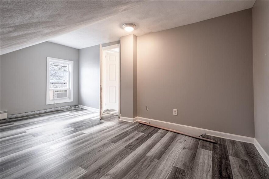 Building Photo - 216 Maplewood Ave