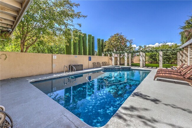 Building Photo - 2701 Alta Dr