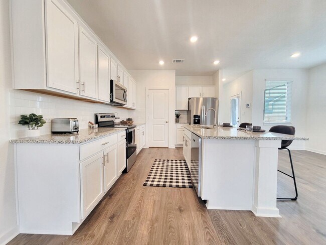 Building Photo - Spacious 4/BR 2.5/BA Retreat with Fenced Y...