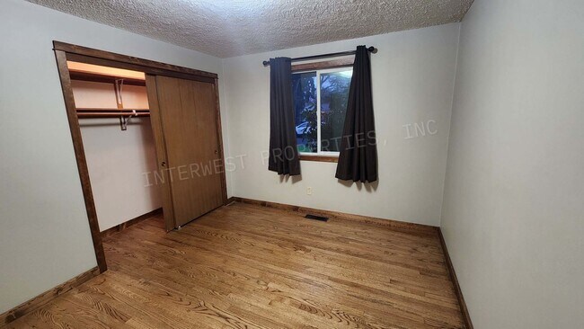 Building Photo - 3 bd 2.5ba Ranch Style Home with Fenced Yard, W/D in Unit, Fireplaces & 2 Car Garage!