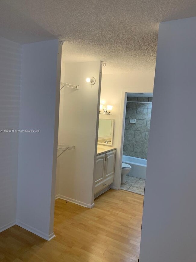 Building Photo - 3730 Inverrary Dr