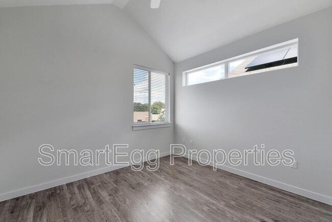 Building Photo - 801 N Bluff Dr