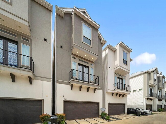 Building Photo - 5815 E Post Oak Ln