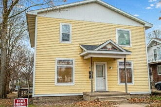 Building Photo - 3 Bedroom, 1 Bathroom Duplex