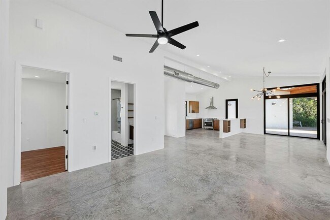 Building Photo - 1802 Man O War Dr