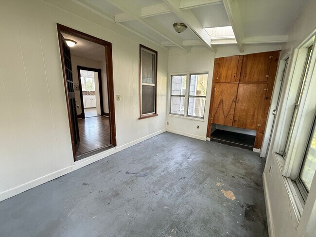 Building Photo - 306 N Elm Ave