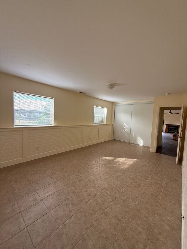 Building Photo - Huge 5 bedroom Home in Scenic Setting