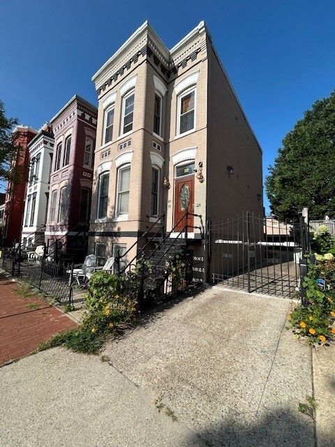 Building Photo - 313 6th St SE
