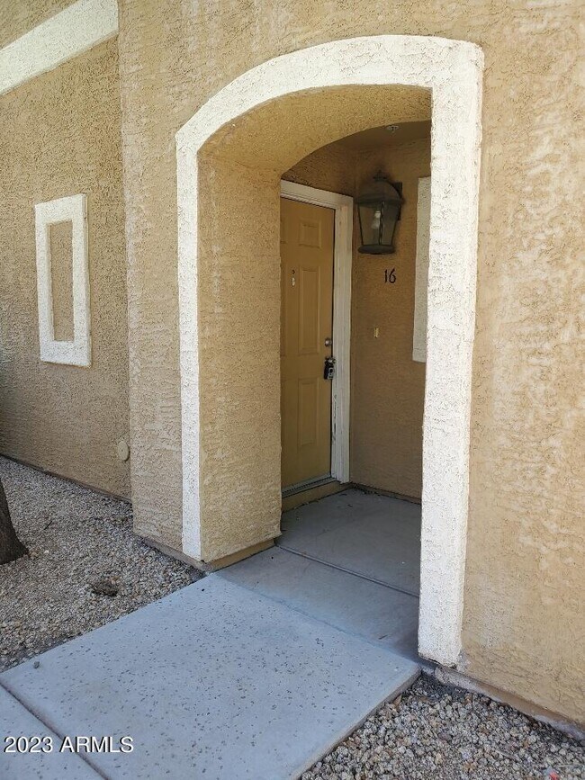 Building Photo - 2450 W Glenrosa Ave