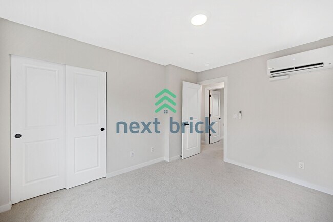 Building Photo - 3 BED & 2.5 BATH TOWNHOUSE FOR RENT