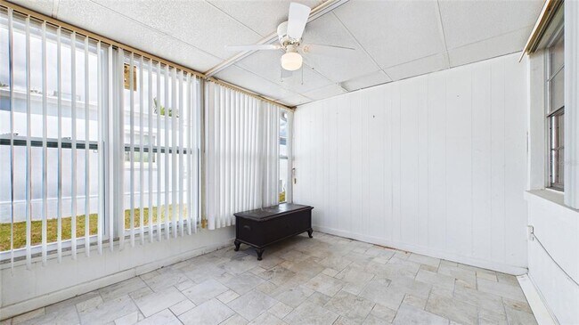 Building Photo - 325 Sky Loch Dr S