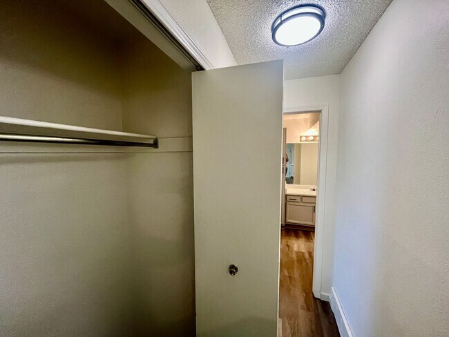 Building Photo - 1 bed 1 bath condo w/ in unit laundry