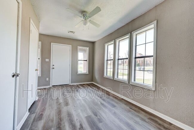 Building Photo - 2120 N Glen Ellyn St