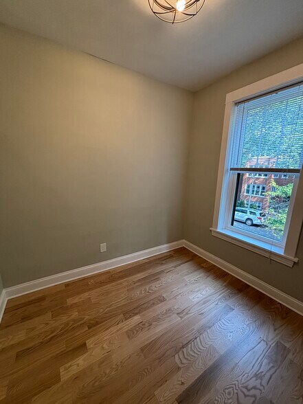 Building Photo - 1429 W Thome Ave