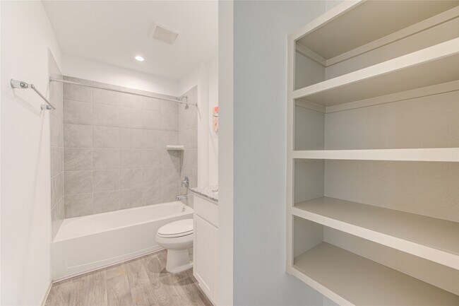 Building Photo - 1806 Laguna Wy