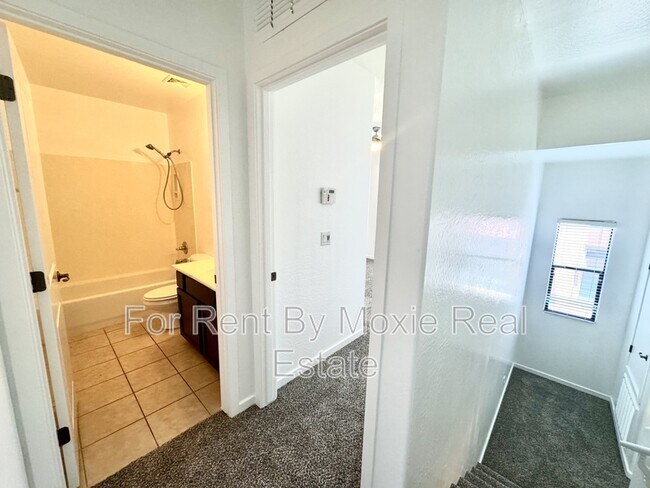 Building Photo - 330 S Farmer Ave