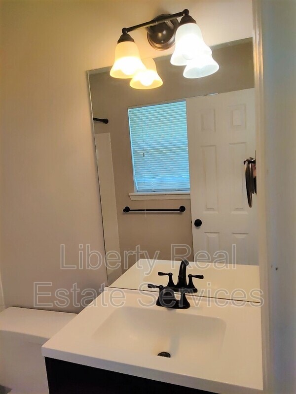 Building Photo - 734 Robin Hood Dr